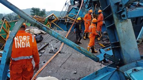 Mueren al menos 17 trabajadores tras colapsar grúa sobre autopista en India